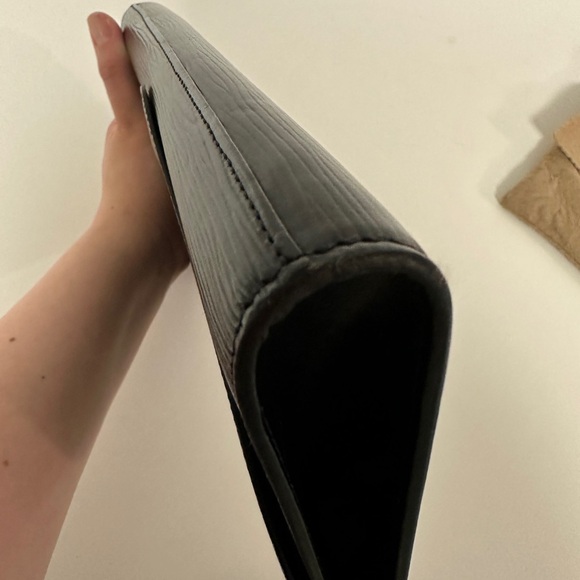 BEAUTIFUL! Vintage Louis Vuitton Epi Leather Clutch, Wallet and Dust bag Bundle! - Picture 5 of 11